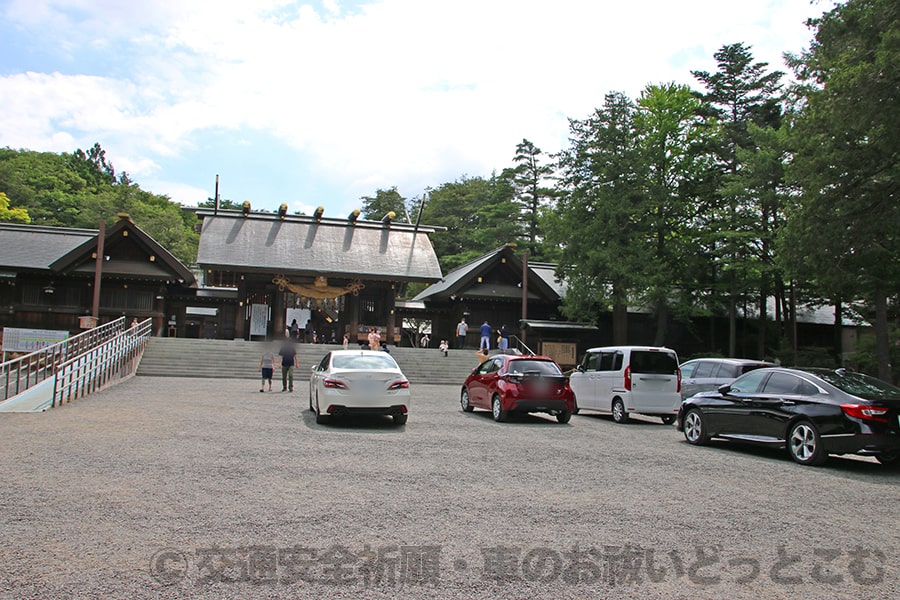 北海道神宮 神門前と車のお祓いを受ける車の様子