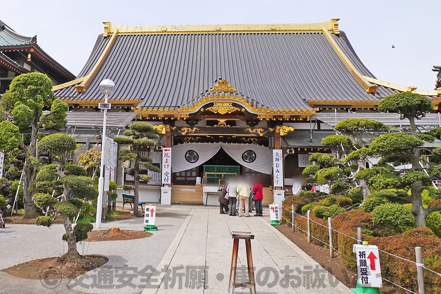 佐野厄除大師惣宗寺 本堂と手前の車止めの様子