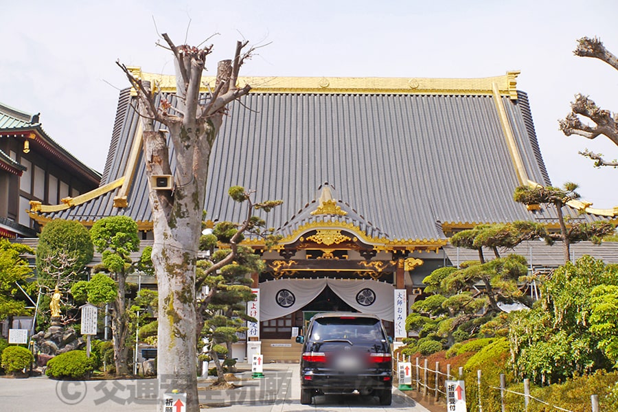 佐野厄除大師惣宗寺 本堂前に停められたお祓いを受ける車の様子
