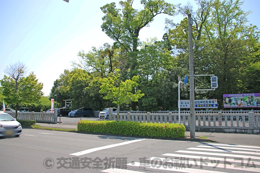 上野国総社神社 境内駐車場入口の様子