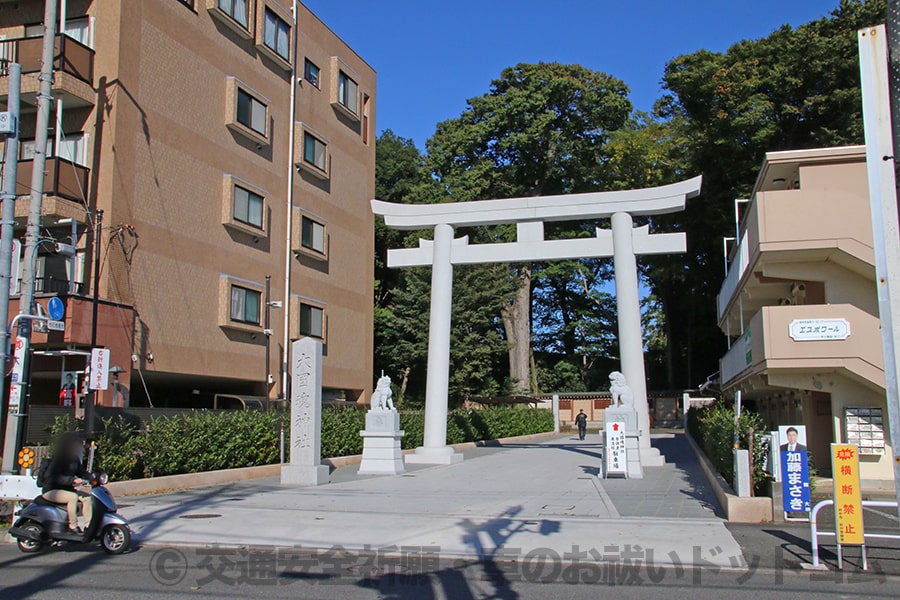 大國魂神社 参拝者用駐車場、および車祓い希望者用駐車場の入口の様子