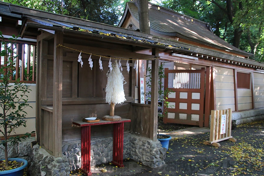 大國魂神社 自動車お祓い所とお祓い用の大幣の様子