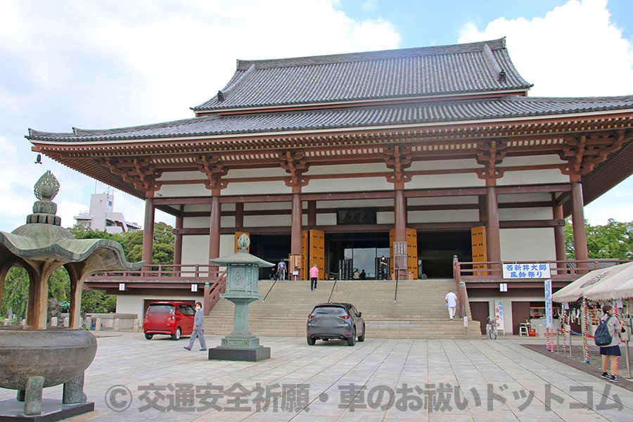 西新井大師 本堂と本堂前に停められているお祓いを受ける予定の車の様子
