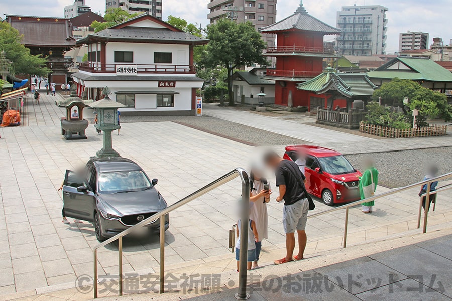 西新井大師 車のお祓いが行われている様子その①