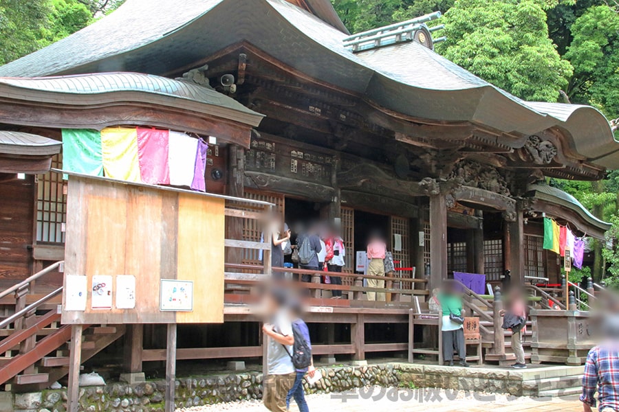 深大寺 元三大師堂内に上がる参拝者たちの様子