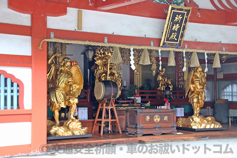高尾山薬王院 祈祷殿内祀られている飯縄大権現、左右天狗様の様子