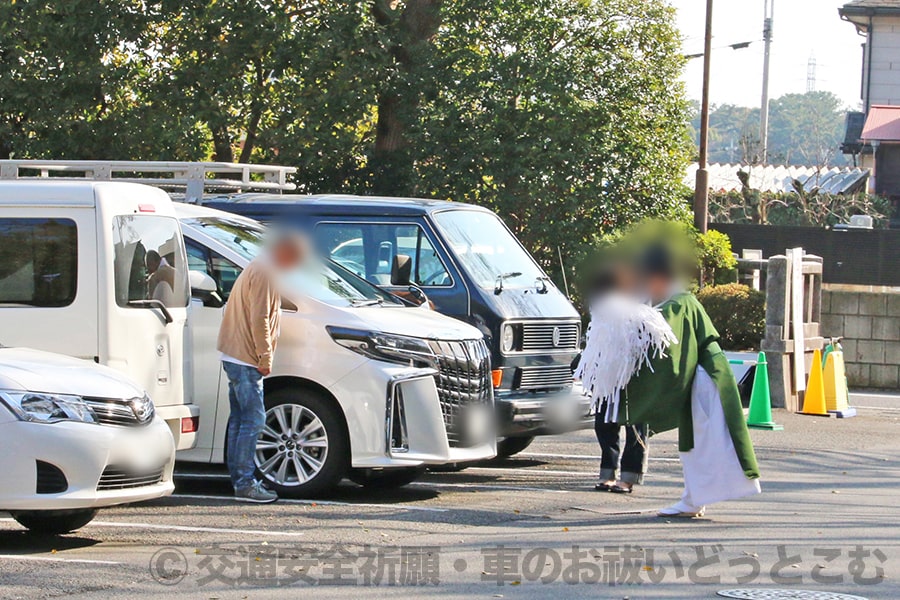 寒川神社 駐車場にて車のお祓いを受けている様子