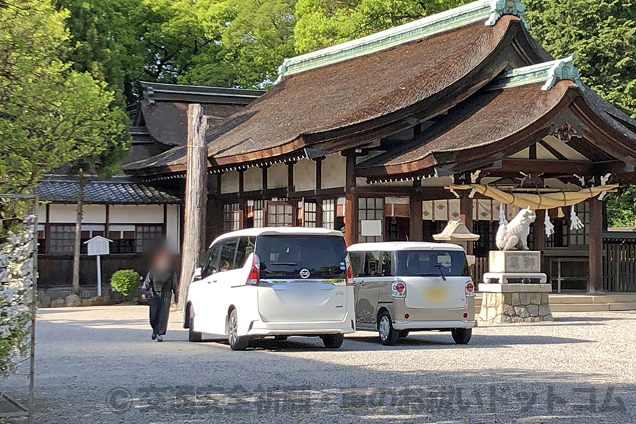 知立神社 車のお祓いを受けるために駐車している車の様子