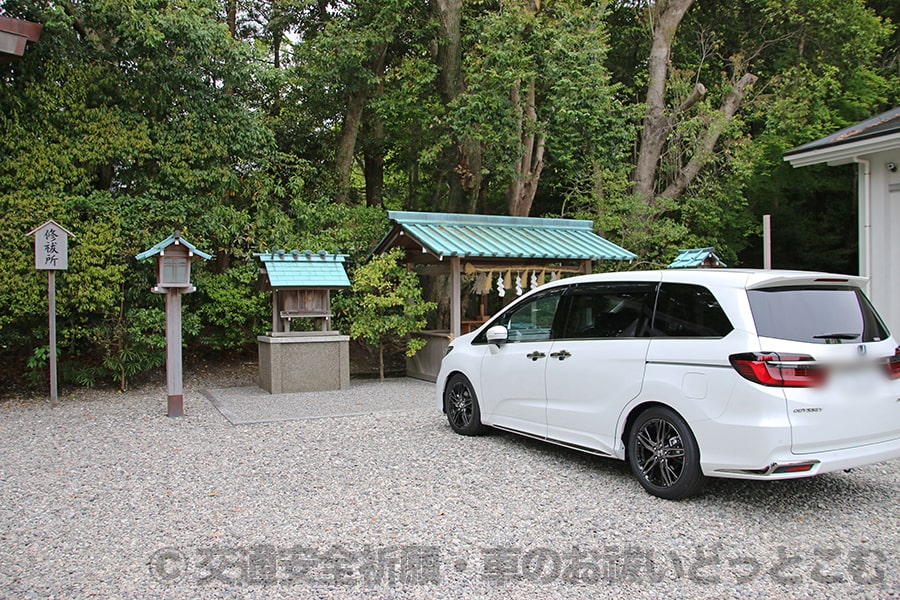 猿田彦神社 御祈祷後に車のお祓いを受けるため駐車の車の様子