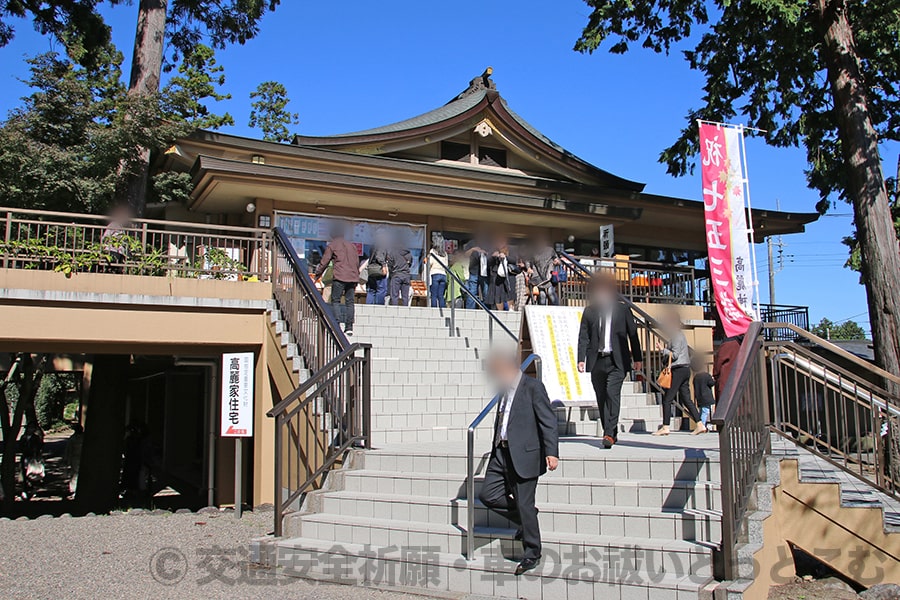 高麗神社 御祈祷の申し込みを行う御祈祷受付のある参集殿の様子