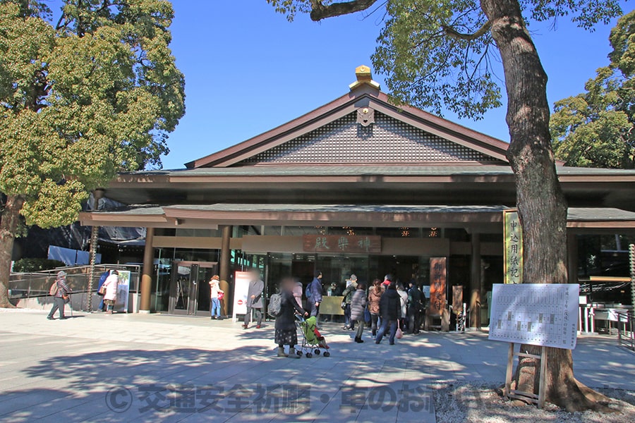 明治神宮 御祈願受付のある神楽殿の様子