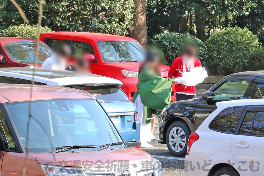 寒川神社 車のお祓いを受けている別の車と参拝者の様子