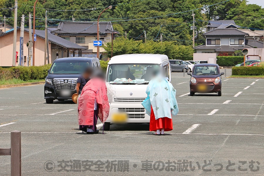 ※宗像大社 実際に車のお祓いを受けている車と参拝者の様子